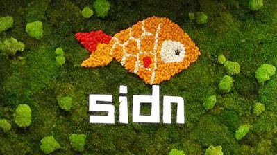 Logotipo + diseño en liquen y mural musgo agencia Sidn